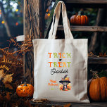 Bolsa Tote Truque de Chapéu de Bruxa de Gato Bonito ou Trate<br><div class="desc">Gato preto bonito em bruxas que esportiza um jack-o-lanterno e se senta entre as flores com mais um jack-o-lanterno aos seus pés design de feriado "Trick or Tratat" "Happy Halloween". Design composto por Designs Holiday Hearts.</div>