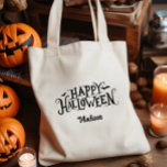 Bolsa Tote Truque Ou Tratado Feliz De Halloween Personalizado<br><div class="desc">Transforme o seu truque de Halloween ou trate em uma noite de na moda com esta mala de tote de Feliz Halloween personalizada que pode ser personalizada com um nome. Com o seu charme assustador, mas caprichoso, este saco de tote manda arrepios para dentro de espinhos e entusiasmo através das...</div>
