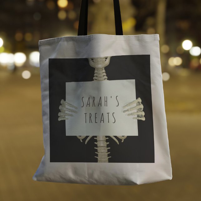 Bolsa Tote Truque ou tratamento personalizado do esqueleto do (Funny Halloween Spooky Skeleton Tote Bag for your spooky treats. Add your name!)