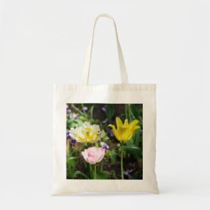 Bolsa Tote Tulipas brancas, cor-de-rosa e amarelas no jardim