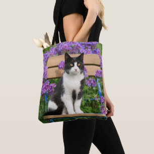 Bolsa Tote Tuxedo gato sentado numa cadeira de jardim com flo