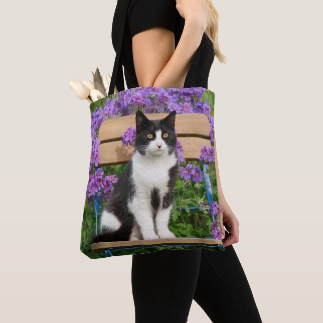 Bolsa Tote Tuxedo gato sentado numa cadeira de jardim com flo (Close Up)