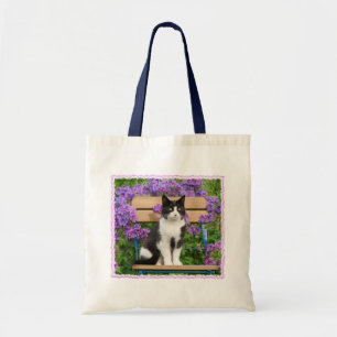 Bolsa Tote Tuxedo gato sentado numa cadeira de jardim com flo