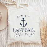 Bolsa Tote Última vela antes da solha náutica do véu<br><div class="desc">Bem-vindos convidados para a sua festa de solteira náutica ou barco com estes bonitinhos sacos de tote personalizados. Design apresenta a ilustração de uma nave azul marinho, tocada por um pequeno coração, com duas linhas de texto personalizado por baixo; mostrada com "Última Vela Antes do Véu". Adicione o nome da...</div>