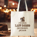 Bolsa Tote Último Padrinho de casamento de Vaqueiro do Partid<br><div class="desc">Chamando todos vaqueiros para celebrar o último Rodeio do amigo do sul. Um par castanho de botas de vaqueiro e que se sentam sobre um saco de tote de padrinho de casamento com estilo de pergaminho desbotado por diversão com seus amigos ocidentais do país. Uma legal despedida de solteiro com...</div>