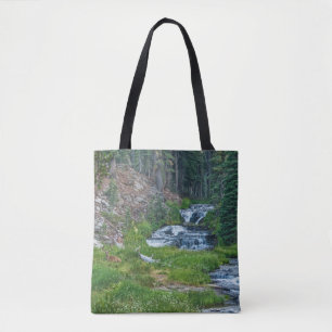 Bolsa Tote Um Buck Rest em um rio em cascata