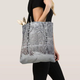 Bolsa Tote Um caminho através da floresta invernal encantada