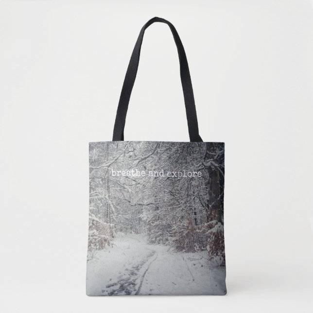 Bolsa Tote Um caminho coberto de neve através de uma floresta (Frente)