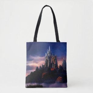 Bolsa Tote Um castelo sombrio de conto de fadas numa montanha