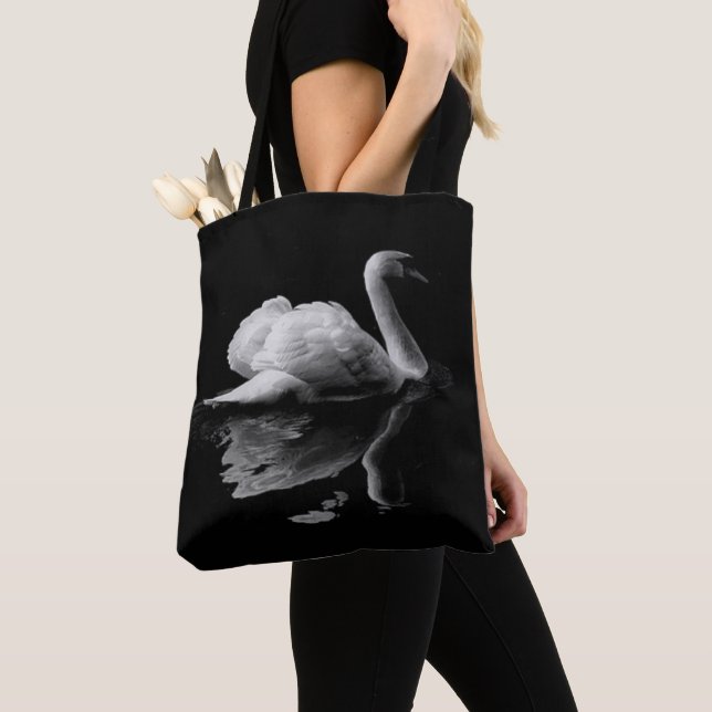 Bolsa Tote Um Cisne Branco Elegante Num Fundo Preto (Close Up)