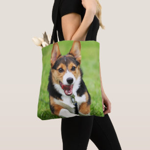 Bolsa Tote Um filhote de cachorro feliz e energético do Corg