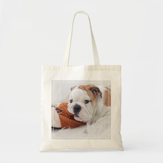 Bolsa Tote Um filhote de cachorro inglês do buldogue que joga (Frente)