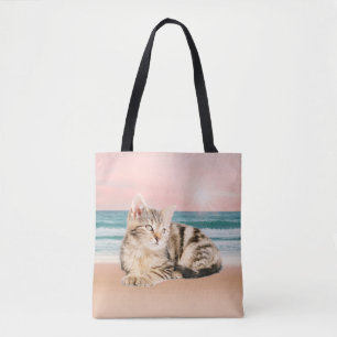 Bolsa Tote Um gato riscado mais bonito sentado na praia com o
