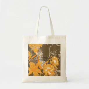 Bolsa Tote Um padrão decorativo de flores e folhas contra