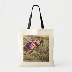 Bolsa Tote Um par de óculos de sol elegantes na praia