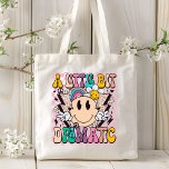 Bolsa Tote Um Pouco Dramático E Engraçado Groovy Dizendo<br><div class="desc">Um Pouco Dramático Groovy Dizendo Typografia Tote Bag apresenta o texto "Um Pouco Dramático" na tipografia moderna num fundo cor-de-rosa de pranchas de xadrez com flores ranhosas,  relâmpagos e um rosto sorridente. Projetado pelo Evco Studio www.zazzle.com/store/evcostudio</div>