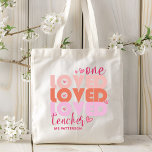 Bolsa Tote Um Professor de Amor Nome Moderno Rosa<br><div class="desc">Um professor de amor, Pink Modern Personalised Name , um professor de amor, apresenta o texto "um professor querido" na tipografia rosa moderna, acentuada com corações de amor e personalizada com seu nome personalizado. Perfeito para seu professor favorito para apreciação de professores, aniversário, Natal, feriados e muito mais. Projetado pelo...</div>