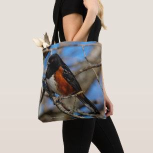 Bolsa Tote Um Towhee manchado em uma árvore