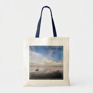 Bolsa Tote Um veleiro solitário nas águas calmas de Salton