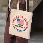 Bolsa Tote Um Voto Para Trump é Tirania Escolhe Democracia<br><div class="desc">Um voto para Trump é tirania,  escolha democracia. Um democrata patriótico para a eleição de 2024 lembrando aos eleitores que Donald Trump cometeu traição contra os Estados Unidos da América. Uma design de bandeira americana para um patriota que é contra o partido republicano.</div>