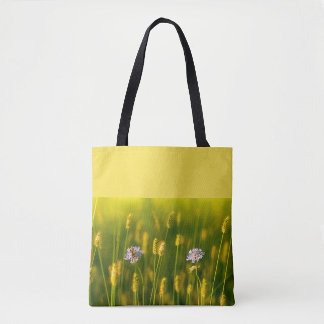 Bolsa Tote Uma abelha nas flores silvestres Primavera (Frente)