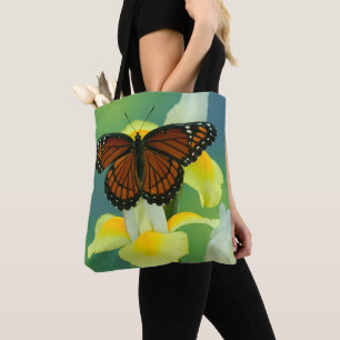 Bolsa Tote Uma Borboleta Vice-Rei em um Lírio Japonês Amarelo