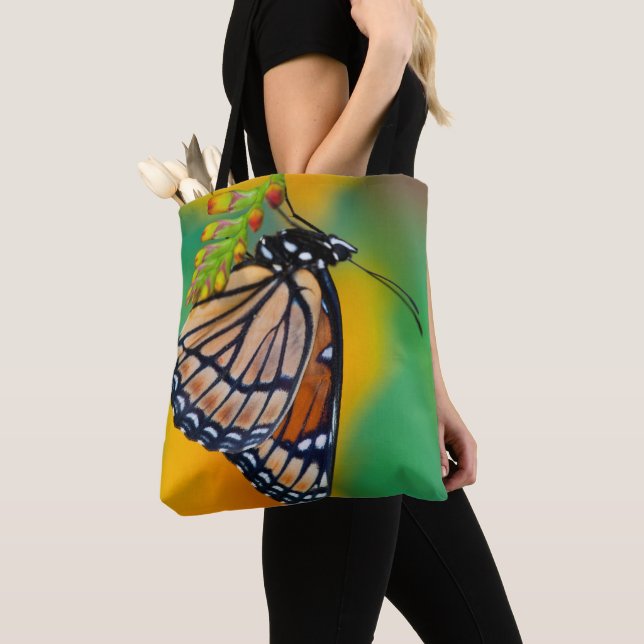 Bolsa Tote Uma Borboleta Viceroy em Flores (Close Up)
