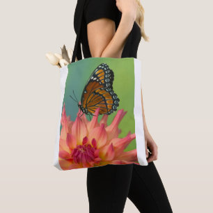 Bolsa Tote Uma Borboleta Viceroy em uma Zínia