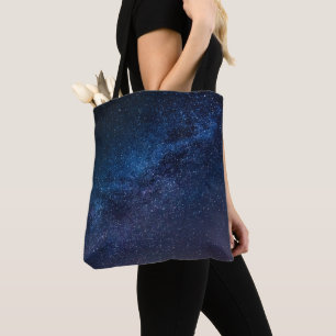Bolsa Tote Uma galáxia de estrelas na noite