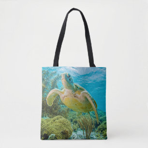 Bolsa Tote Uma tartaruga verde nos recifes rasos de Bonaire