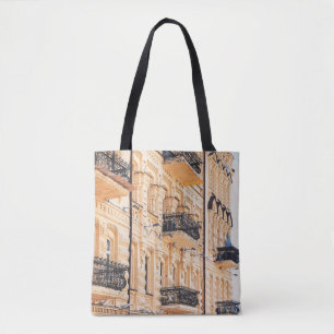 Bolsa Tote Uma velha casa amarela com balcões de ferro em for