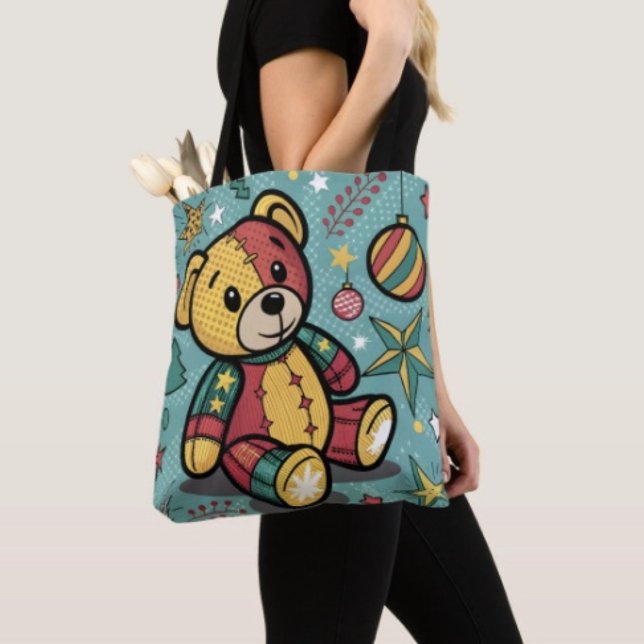 Bolsa Tote Urso de Natal em Patchwork Caprichoso (Tote Bag — 100% polyester, black laminated lining 100% cotton web hand. Made in the USA.
)
