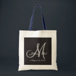 Bolsa Tote Valor Básico do Excelente do Monograma de Casament<br><div class="desc">Soa como um cheiro e meio como poeirento. Monograma 3d preto básico. Veja este design preto básico monograma 3d.Olhar preto gótico para a sua festa de casamento. Monogramas, texto, noiva e nomes de noivos são fáceis de mudar para atender às suas necessidades. Todas as trabalho de arte e imagens ©nuptial....</div>