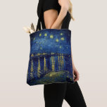 Bolsa Tote Van Gogh - Noite Estrelada Sobre O Compro Ródano<br><div class="desc">A arte de Van Gogh - "Starry Night Over The Rhone" é apresentada nesta bolsa. Lindos efeitos noturnos nessa visão do Ródano em que Van Gogh transcreveu maravilhosamente as cores que percebeu no escuro. Os azuis prevalecem: Azul prussiano, ultramarino e cobalto. As luzes de gás da cidade brilham um amarelo...</div>
