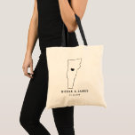 Bolsa Tote Vermont Wedding Bag Bolsa, Mapa do Estado Negro<br><div class="desc">Saco de presente de boas-vindas com gráfico de mapa. Seus hóspedes vão adorar entrar no hotel deles e encontrar essa bolsa cheia de guloseimas esperando por eles. Você pode posicionar o coração no local do grande dia usando o recurso "personalizar mais".</div>