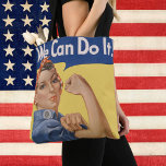 Bolsa Tote Vintage Patriotic Rosie, o Ribeirão, podemos fazê-<br><div class="desc">Design de ilustração patriotismo com uma dama que desde então se tornou conhecida como Rosie,  o Ribeirão. "Nós podemos fazer isso!" é um poster de guerra americano da Segunda Guerra Mundial apresentando uma imagem inspiradora para impulsionar a moral trabalhadora feminina.</div>