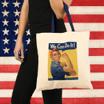 Bolsa Tote Vintage Patriotic Rosie, o Ribeirão, podemos fazê-<br><div class="desc">Design de ilustração patriotismo com uma dama que desde então se tornou conhecida como Rosie,  o Ribeirão. "Nós podemos fazer isso!" é um poster de guerra americano da Segunda Guerra Mundial apresentando uma imagem inspiradora para impulsionar a moral trabalhadora feminina.</div>
