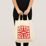 Bolsa Tote Vintage Red Christmas Geométrico Quilt Personaliza<br><div class="desc">Bolsa suas coisas em estilo com esta simples, mas elegante bolsa de tote, com um clássico design de colcha vermelha e branca. Personalize-o com seu nome para um toque exclusivo. Perfeito para colchões e amantes de colcha, essa bolsa faz um presente de Natal festivo excelente, combinando funcionalidade com uma simpática...</div>
