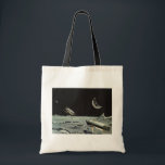 Bolsa Tote Vintage Science Fictions, Rocket ships Moon Planet<br><div class="desc">Imagem de Vintage no espaço sideral e imagem de Ficção Científica futurista planetas. Viagem e design de transporte com foguetes decolando na lua e voando em direção ao planeta Terra no distante céu escuro da noite no futuro.</div>