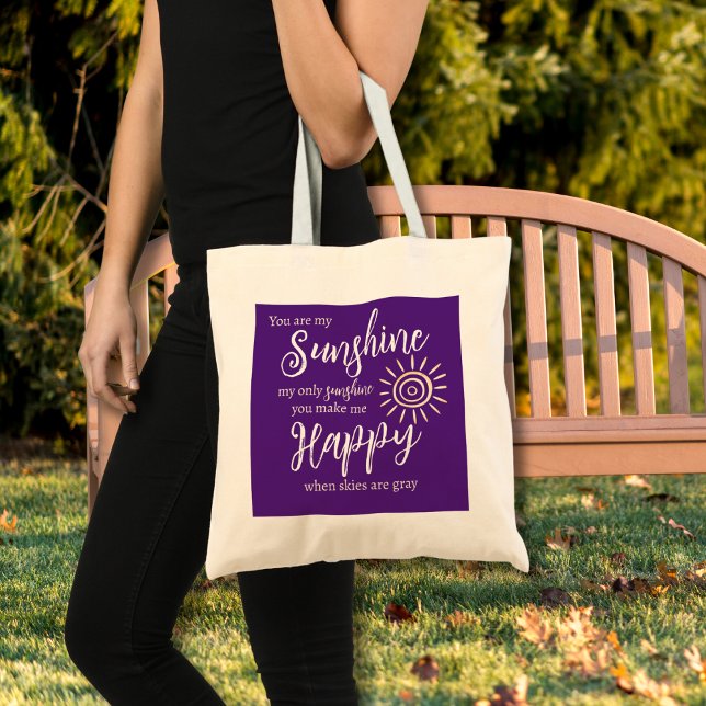 Bolsa Tote Você É Meu Sol Me Faz Feliz Roxo Sol (You Are My Sunshine You Make Me Happy lyrics on a bright purple tote bag will brighten any adventure)