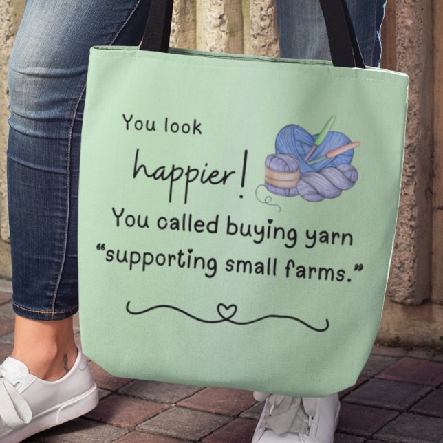 Bolsa Tote Você parece mais feliz! Apoiando fazendas pequenas (You look happier! You called buying yarn "supporting small farms" tote bag)