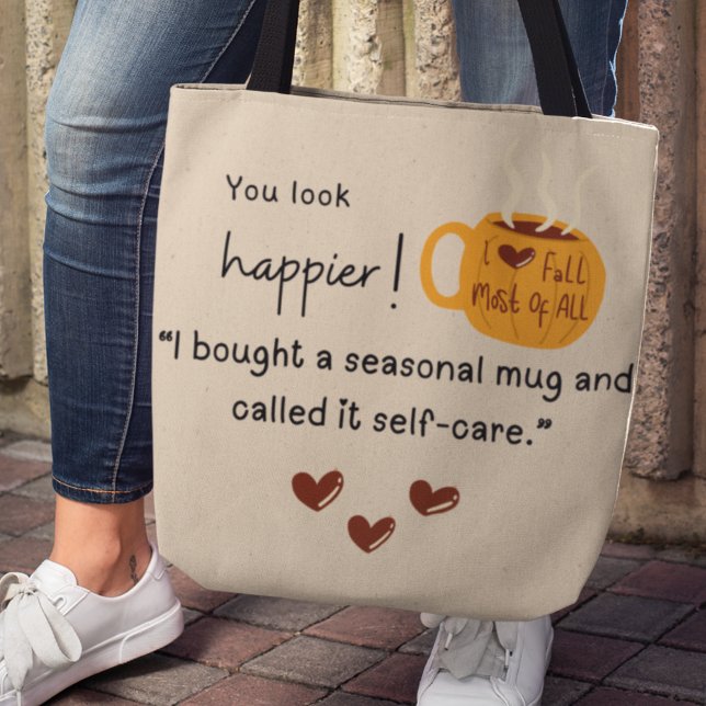 Bolsa Tote Você parece mais feliz! Comprei uma caneca de abób (You look happier! "I bought a seasonal mug and called it self-care." tote bag)