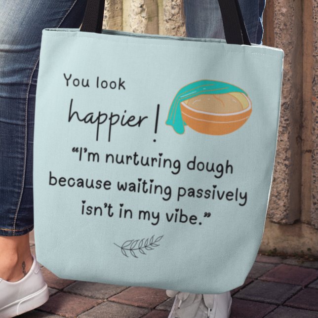 Bolsa Tote Você parece mais feliz! Estou a alimentar vibraçõe (You look happier! "I'm nurturing dough because waiting passively isn't my vibe" tote bag)