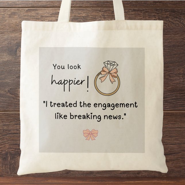 Bolsa Tote Você parece mais feliz! Noivado noticioso inicial (You look happier! "I treated the  engagement like breaking news." custom name tote bag)