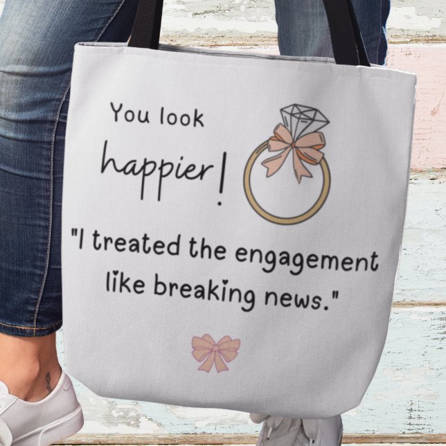 Bolsa Tote Você parece mais feliz! Noivado noticioso inicial (You look happier! :"I treated the engagement like breaking news." Tote bag)