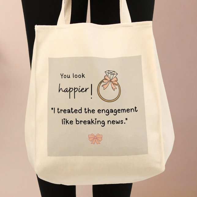 Bolsa Tote Você parece mais feliz! Noivado noticioso inicial (You look happier! "I treated the engagement like breaking news! Custom name bag)