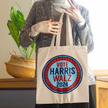 Bolsa Tote Vote Harris Walz para a eleição do presidente 2024<br><div class="desc">Votem em Kamala Harris e Tim Walz para presidente e vice-presidente dos Estados Unidos da América nas eleições de 2024. Legal saco azul e vermelho para eleitores democratas nas eleições presidenciais.</div>