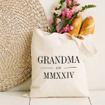 Bolsa Tote Vovó Romano Numeral Ano Estabelecido<br><div class="desc">Uma bolsa de tote moderna minimalista para celebrar uma avó cômica,  esta bolsa mínima limpa apresenta "Vovó" ou sua escolha de apelido avó em letras negras de serifa. Personalize com o ano em que ela se tornou avó por baixo de elegantes números romanos para um toque chic.</div>