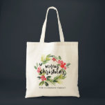 Bolsa Tote Watercolor Pine e Holly Wreath Feliz Natal<br><div class="desc">Mande seus desejos de férias para amigos e família com esta mala de tote de Natal personalizável. Esta bolsa de natal apresenta uma camada aquosa de agulhas de pinheiro e sagrada com "Feliz Natal" na caligrafia de pincel. Personalize-o adicionando seus detalhes. Esta bolsa de tote de Natal está disponível em...</div>
