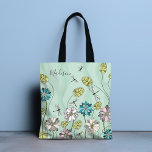 Bolsa Tote Whimsical Modern Floral Nature Giry Name<br><div class="desc">Esse design floral giro e caprichoso apresenta flores e libélulas com seu nome personalizado. Personalize editando o texto na caixa de texto fornecida. #floral #flores #botânico #florescimento #libélula #libélula #natureza #bolsa #bolsa #bolsas #totebags #acessórios #dom #presentes #giftsforher #girly #personalizado #gifts #personalizado</div>